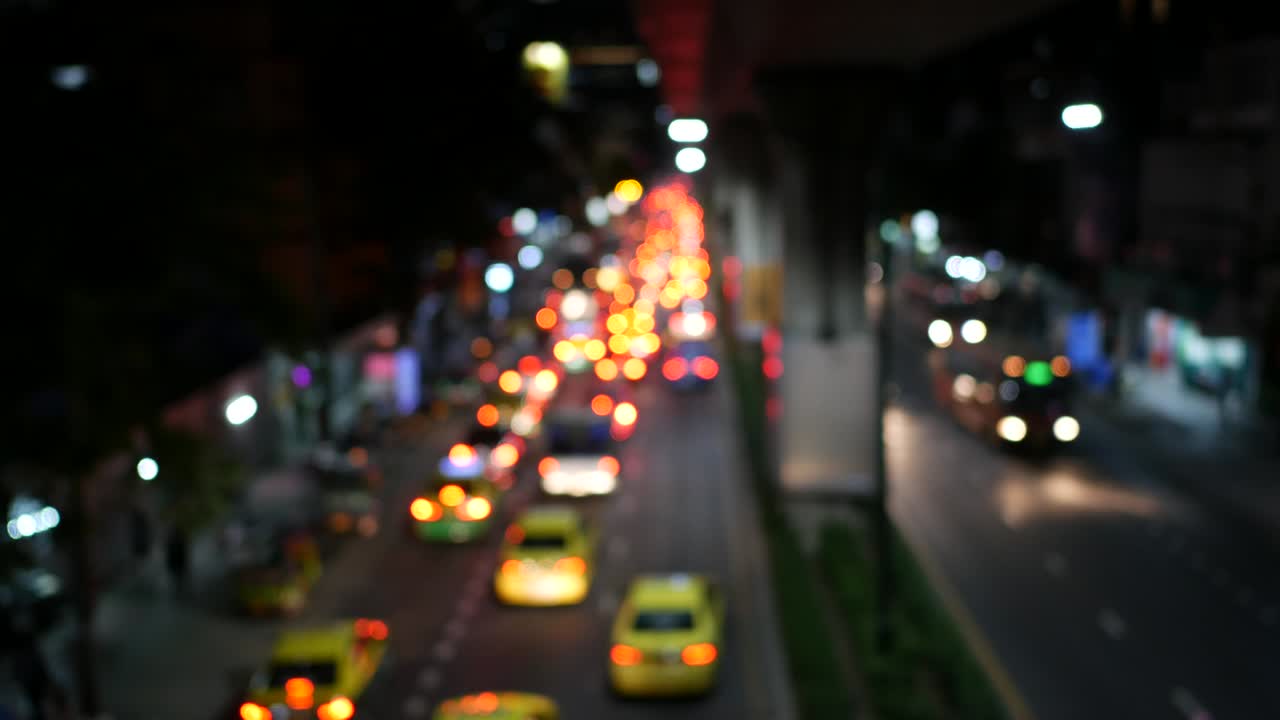 도로 위의 트래픽 라이트 보케를 상단에서 볼 수 있습니다.