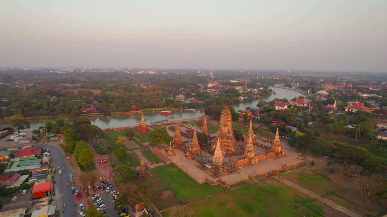Wat Chaiwatthanaram -buddhalaistemppeli Ayutthayassa auringonlaskun aikaan.