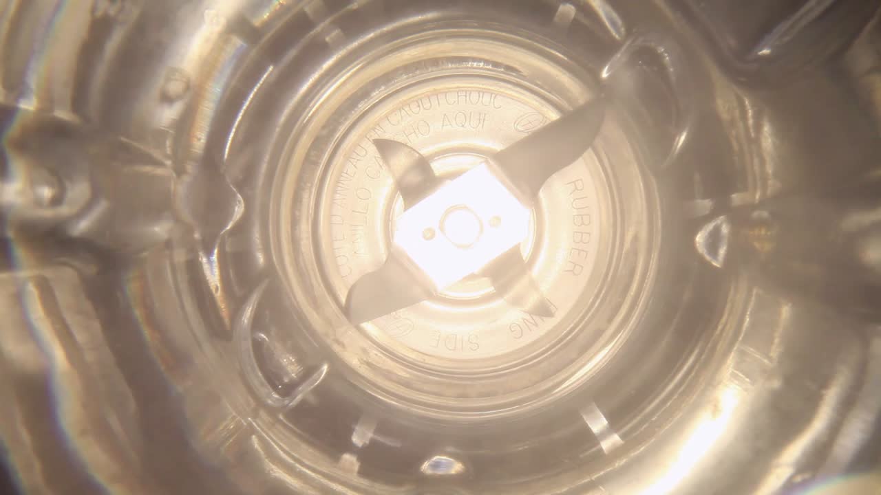 물이 채워진 믹서기에 물을 담그면 물이 기세로 소용돌이치고 있습니다.