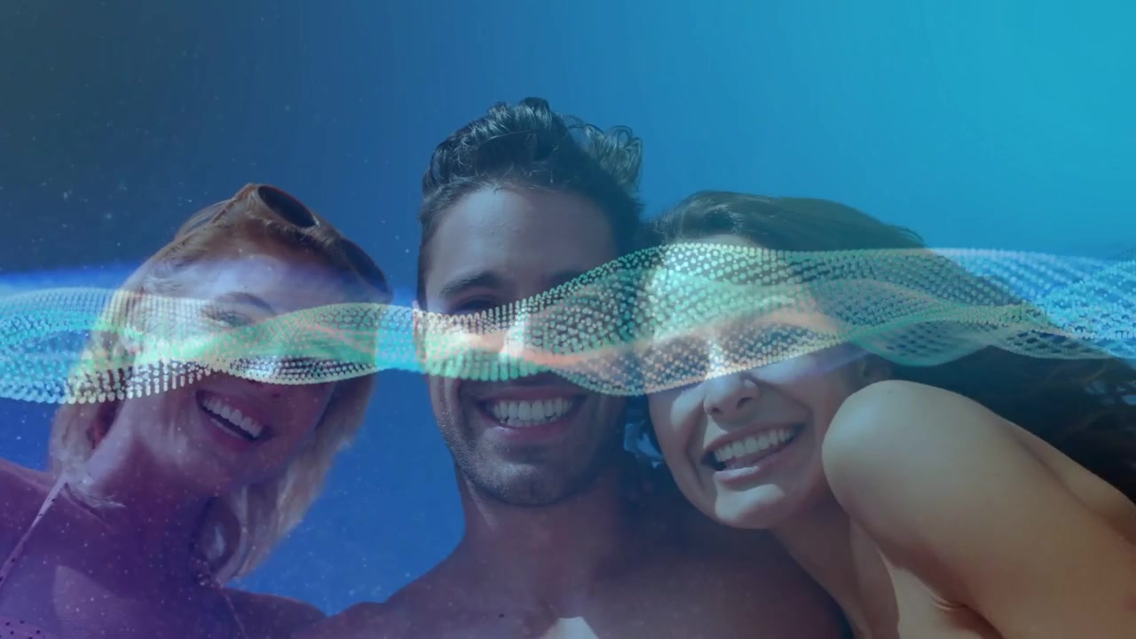 Trio læner sig over kamera på strandscene, latter aktiverer bølgeform, der fejer hen over ansigter for marketingfolk