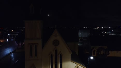 drone noche iglesia y la luna.mp4