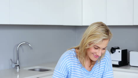 mujer feliz haciendo su contabilidad con una computadora portátil