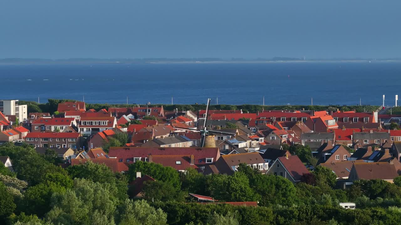 네덜란드 주텔란드 의  ⁇ 은 지붕 의 집 들 가운데 있는 매력적 인 옛 풍차 의 공중 전망