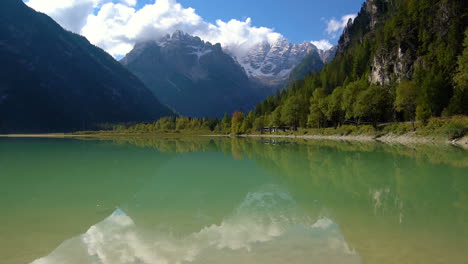 Lago-Landro,-Dolomitas,-Italia