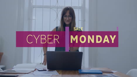 animación de texto de cyber monday sobre una mujer de negocios caucásica usando una computadora portátil en la oficina