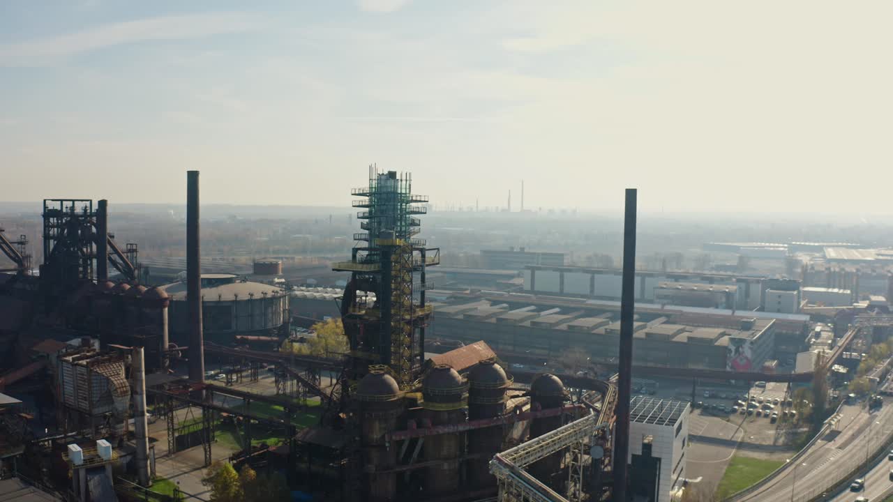 Ripresa aerea con drone della Bolt Tower nell'area industriale di Bassa Vítkovice a Ostrava