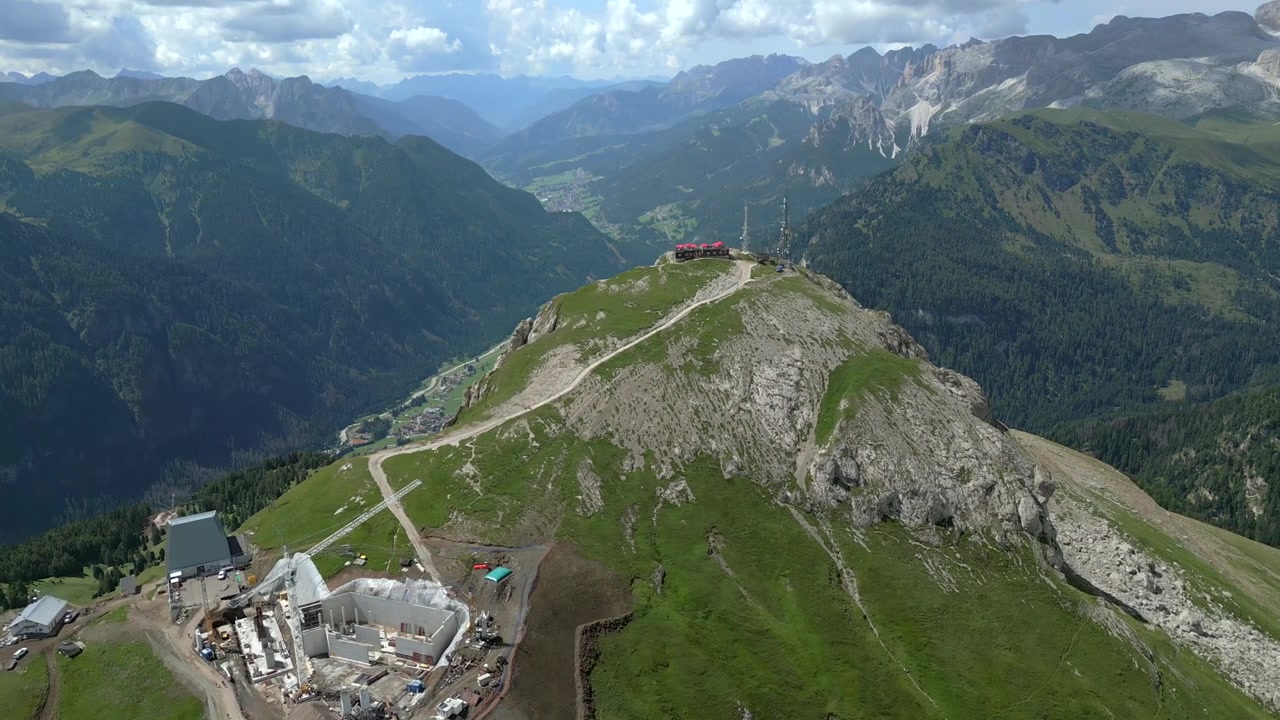 Aéreo 4K das Dolomitas no Trentino-Alto Ádige, Itália, em agosto de 2024