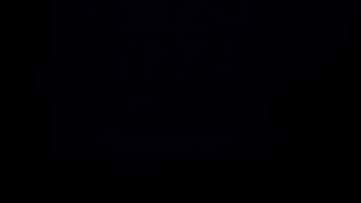 Mela in volo in slow-motion, sfondo nero, 120 FPS #2
