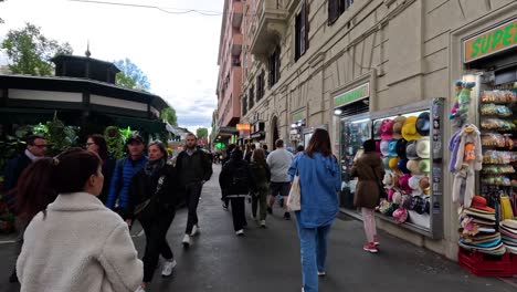 peatones paseando por una calle concurrida