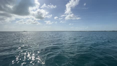 Vista-Del-Horizonte-En-El-Mar-Bajo-Un-Increíble-Día-Soleado-Y-Nubes-Blancas.