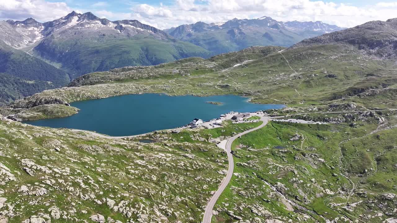 aerial - lago pintoresco en el paso alpino de grimsel, suiza