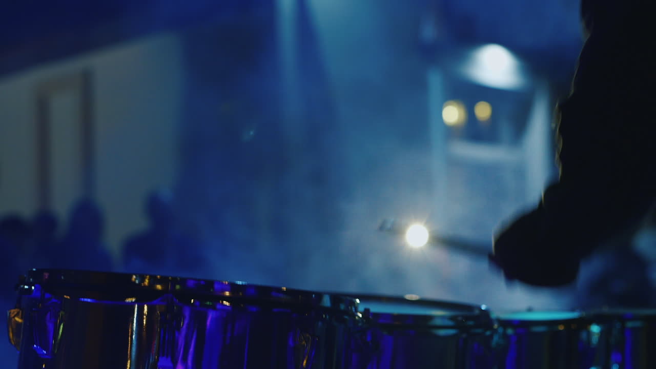 manos del baterista tocando la batería