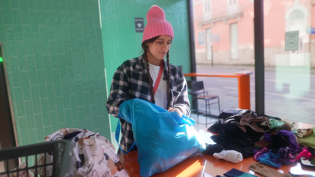 mujer lavando la ropa en una lavandería