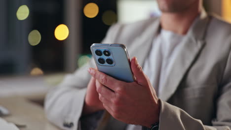 hombre usando un teléfono inteligente