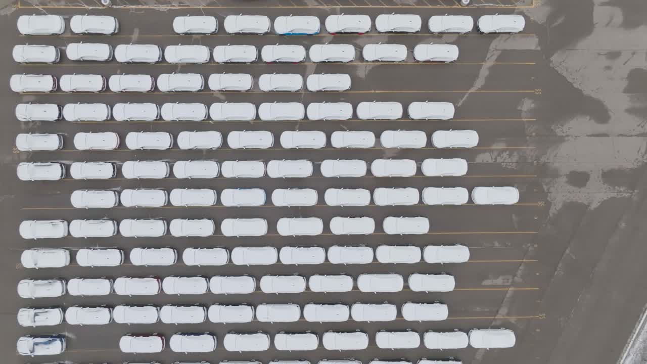 gm 공장의 눈 덮힌 카마로 자동차