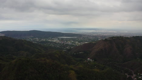drone orbita sobre montañas y ciudad en jamaica
