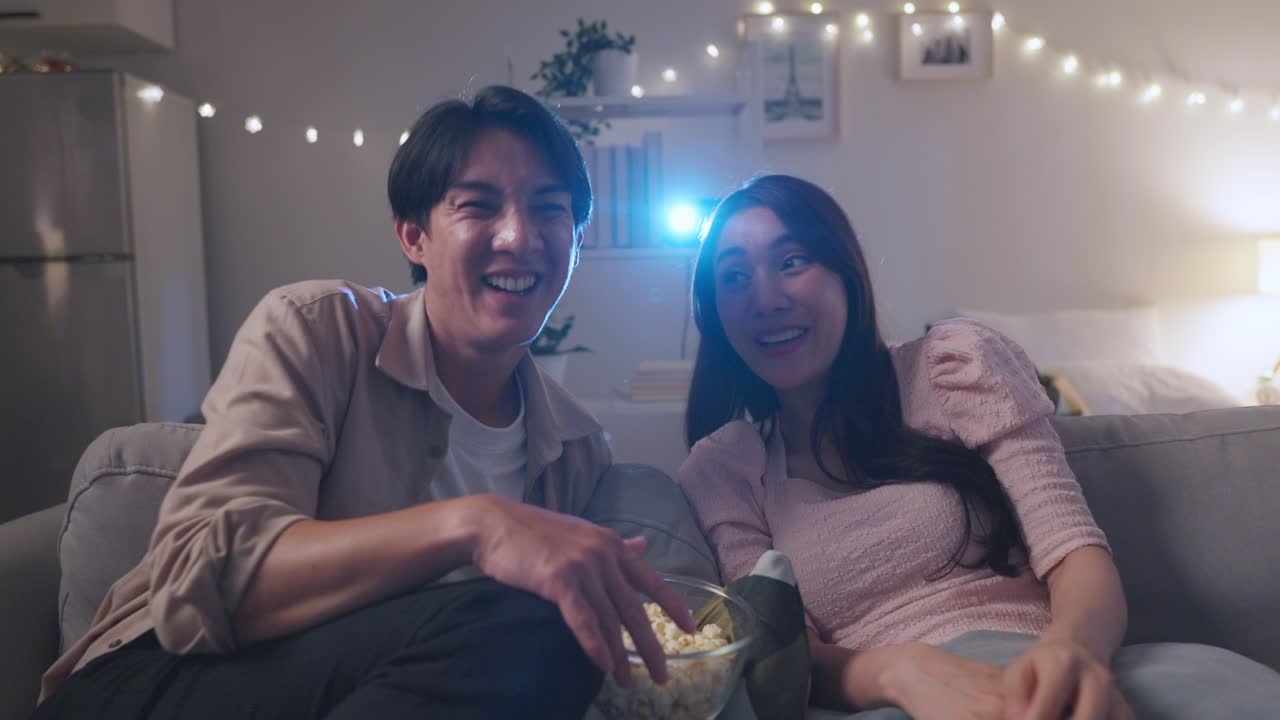 집 에서 영화 를 즐기는 부부