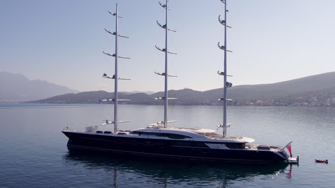 Baia di Cattaro, Montenegro, con il mega yacht Black Pearl dall'alto