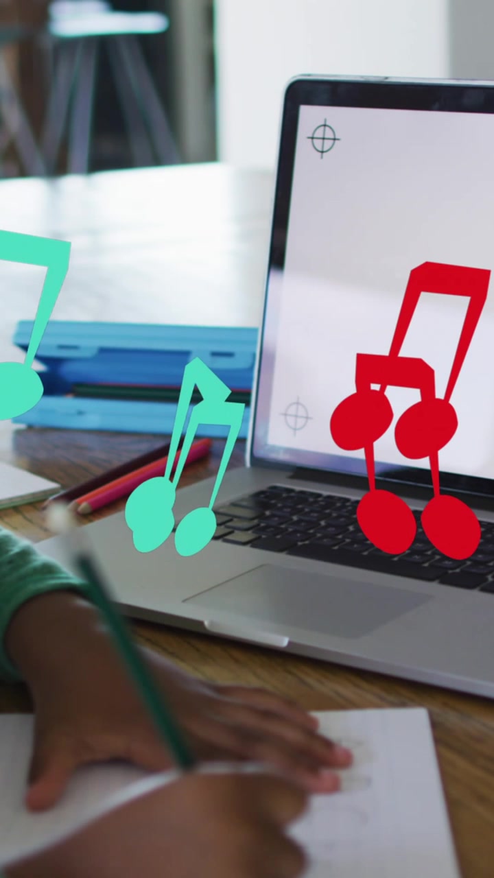 Animación de notas sobre niño afroamericano con auriculares, usando una laptop y haciendo los deberes