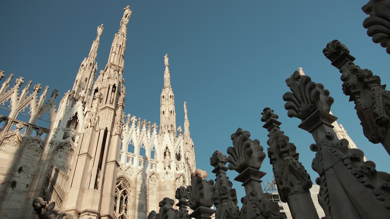 미란 대성당을 장식하는 성도와 순교자 조각품 (duomo di milano)