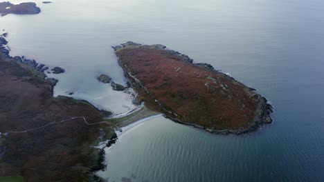 Aéreo---Tómbolo-De-Una-Pequeña-Isla-Y-La-Isla-De-Gigha,-Kintyre,-Escocia