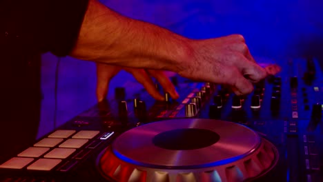 el dj de la fiesta.