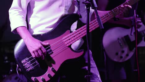 actuación de rock en un festival de música por músicos profesionales tocando guitarras