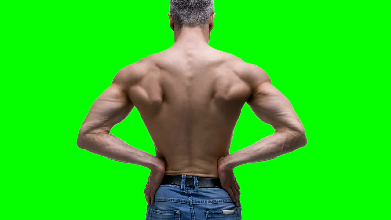 dolor de espalda, inflamación de los riñones, hombre musculoso anciano con dolor de espaldas en fondo verde, clave de croma video 4k