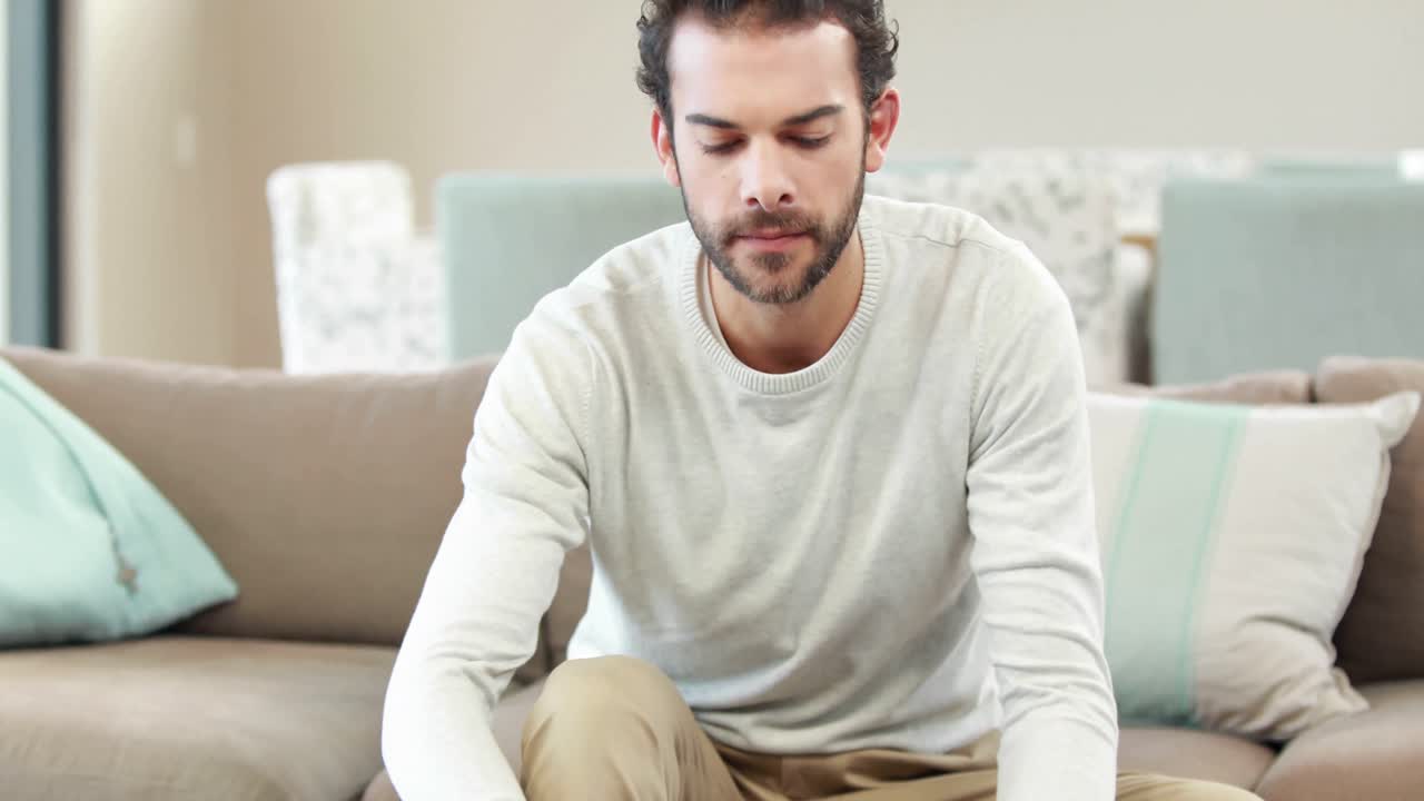 hombre alegre escribiendo en un papel