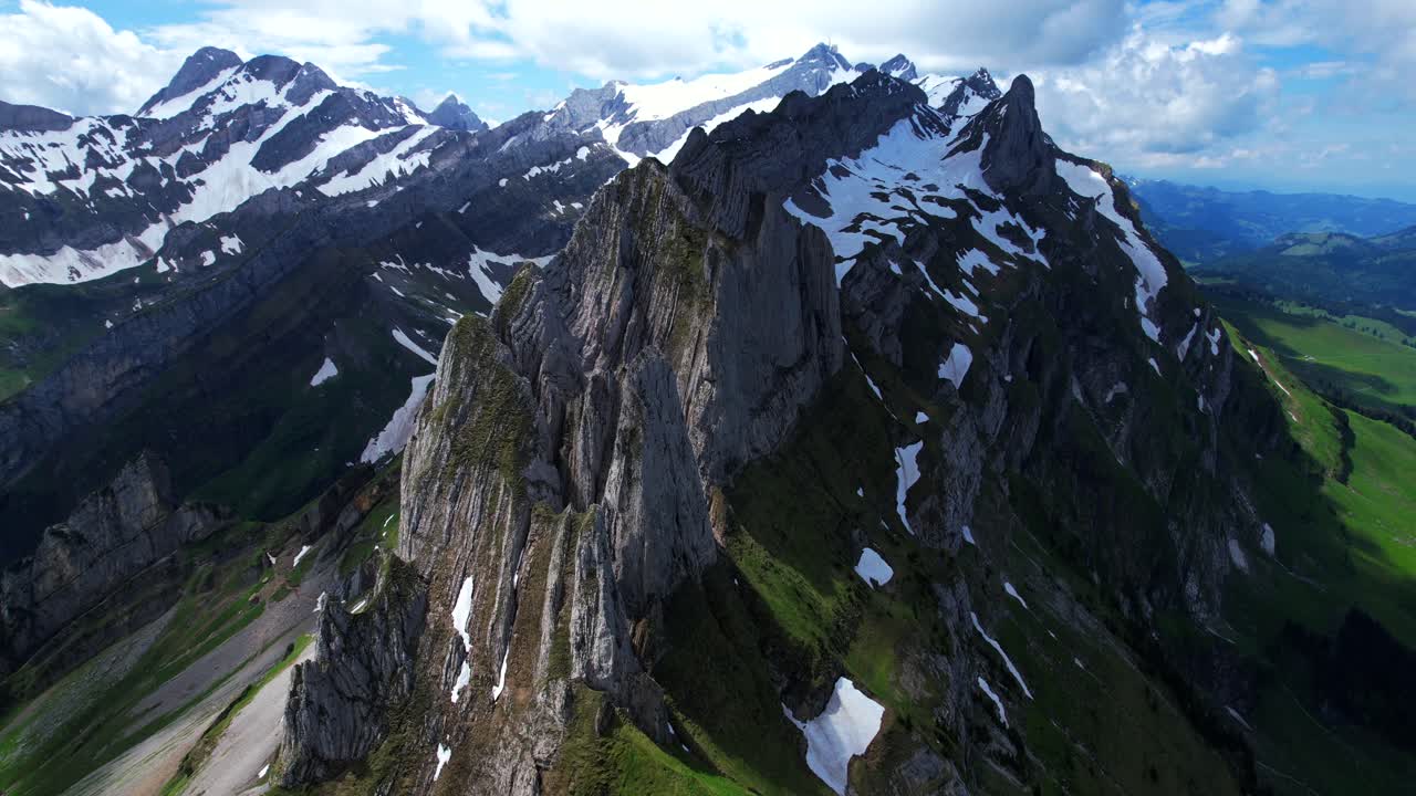 tomada aérea de 4k de drones de picos rocosos dentados con nubes que proyectan sombras en la cresta de shäfler en la región de appenzell de suiza