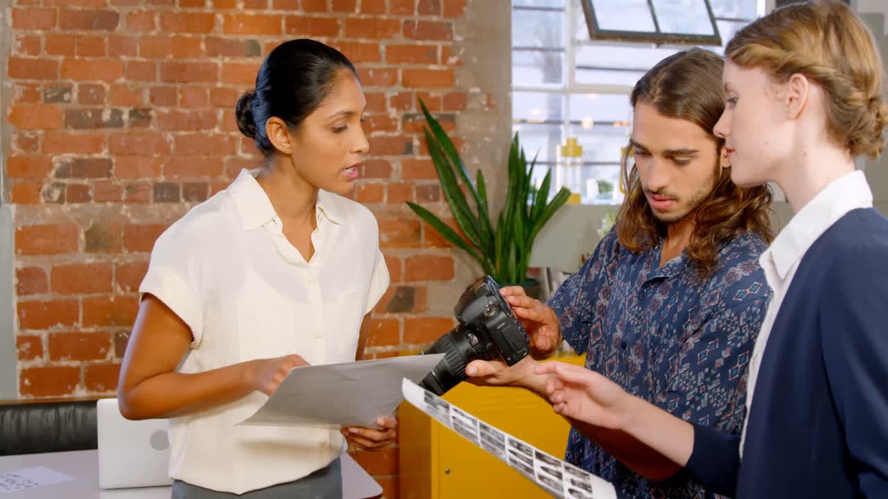 con un colega ejecutivo teniendo una discusión sobre gráficos 4k