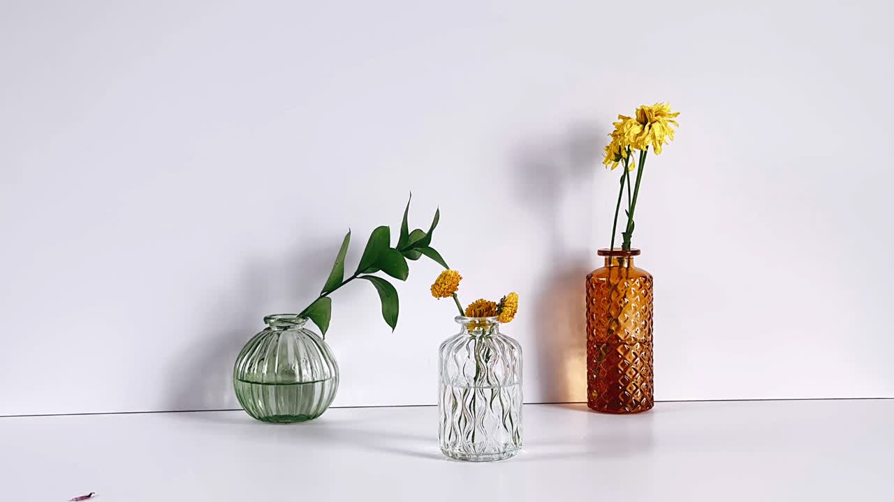 arreglo floral simple en jarrones