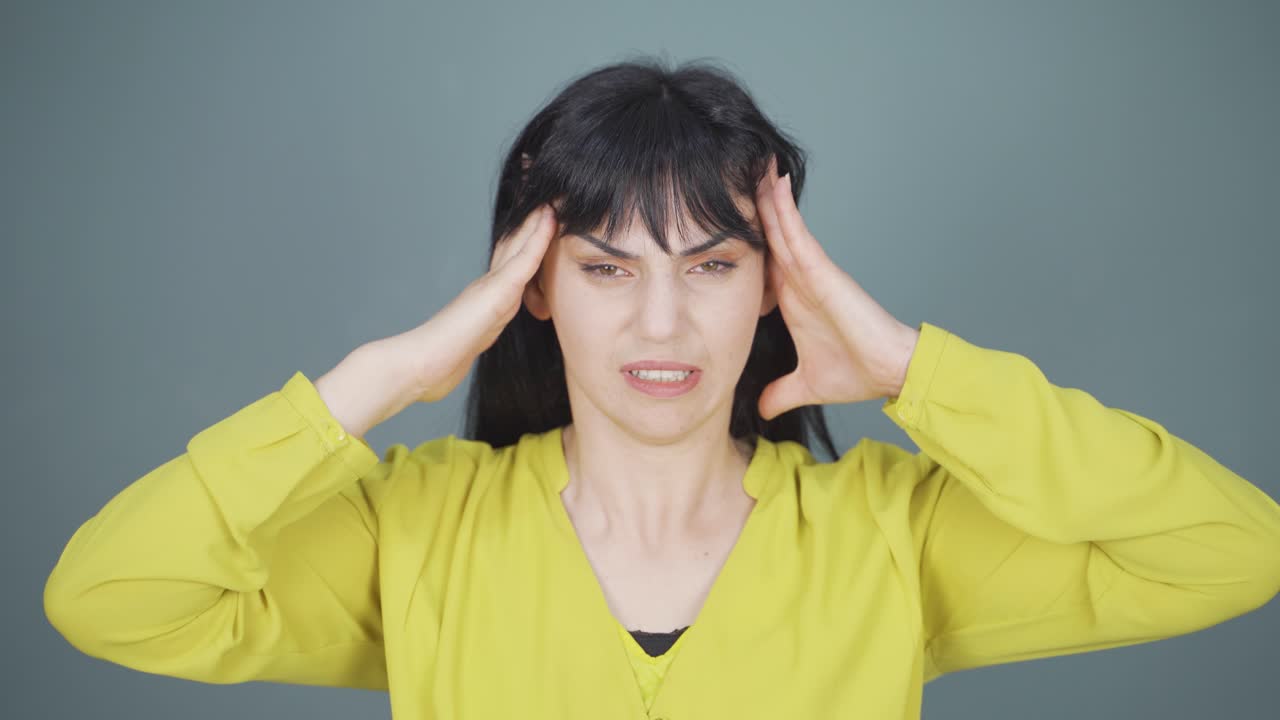 두통이 있는 여자.