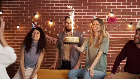 Freunde-Gratulieren-Zum-Geburtstag,-Geben-Kuchen,-Feiern
