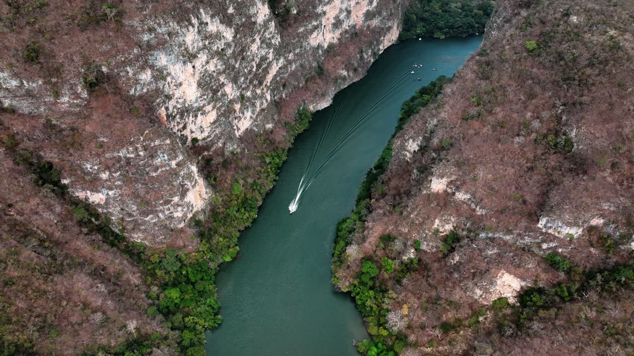 AEREA - Barca sul fiume Grijalva, Canyon del Sumidero, Chiapas, Messico, carrellata all'indietro