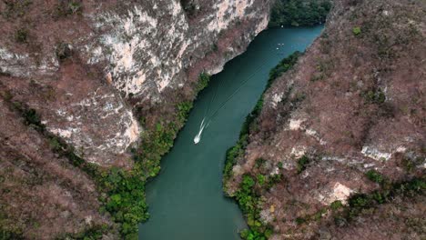 Aéreo---Bote-En-El-Río-Grijalva,-Cañón-Del-Sumidero,-Chiapas,-México,-Tiro-De-Seguimiento-Inverso