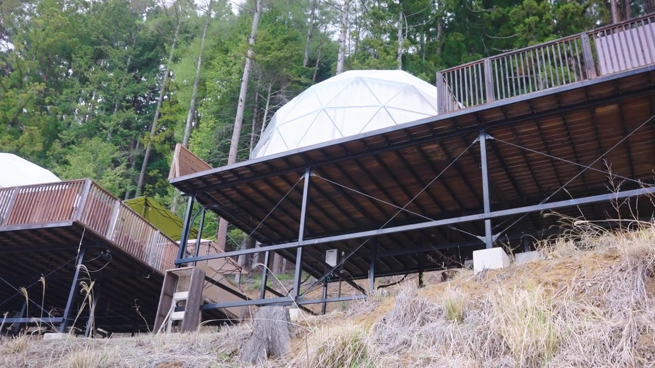 Lyxigt glamping-bubbeltält, etableringsbild.