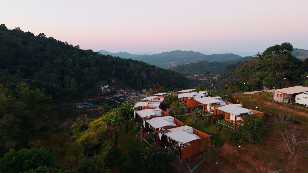 Resort de montanha ao amanhecer