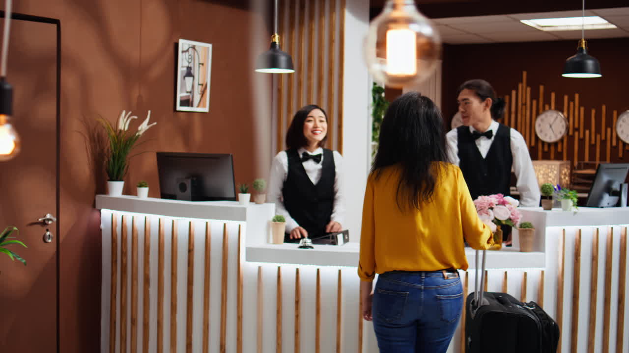 Ospite dell'hotel che arriva presto alla reception dopo un lungo volo