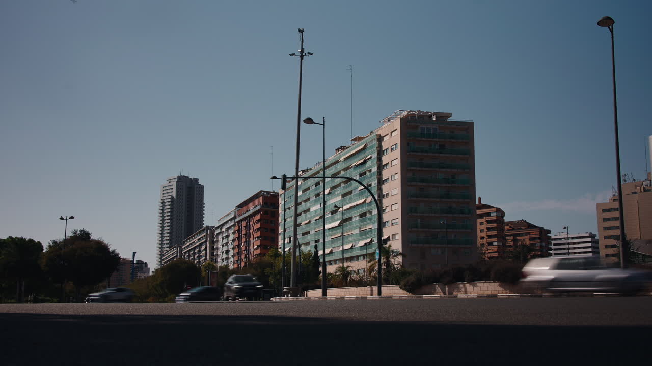 Paisaje urbano con edificios, coches y cielo azul
