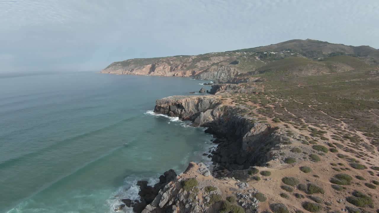 viendo el increíble mar con algunas rocas y montañas hermosas pertenece al parque natural