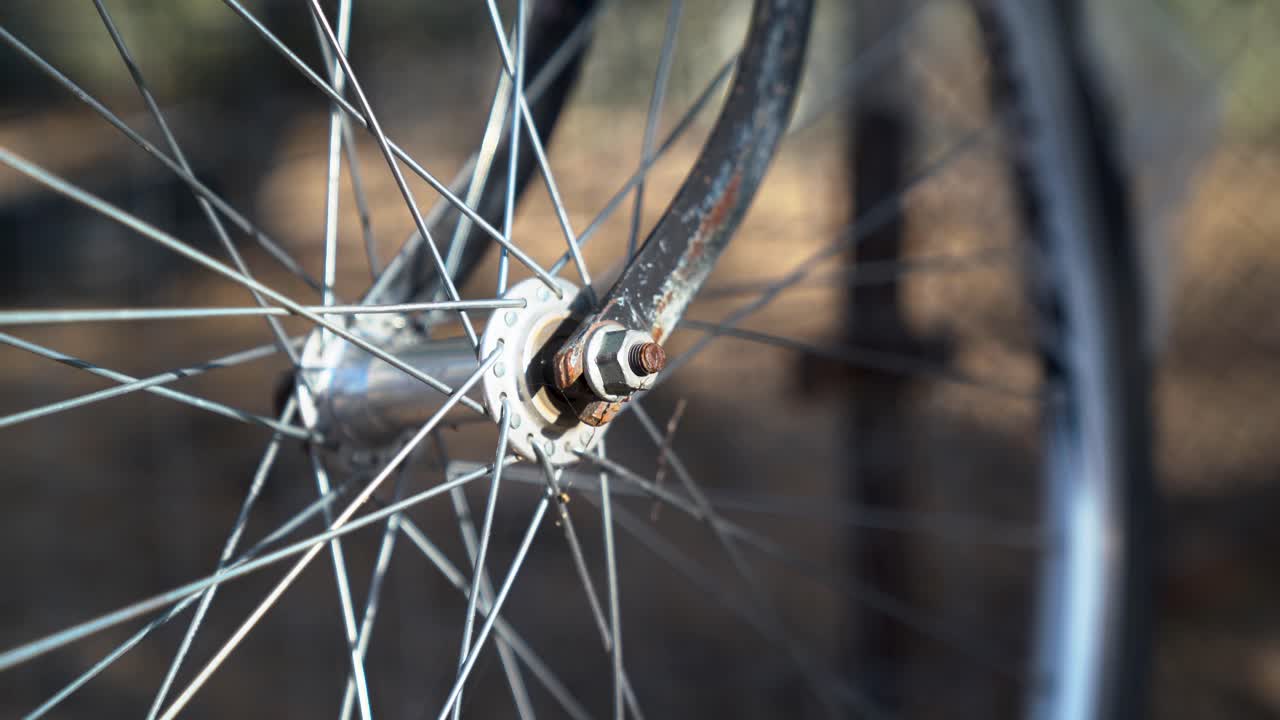cerca de la rueda delantera de una vieja bicicleta oxidada en el desierto