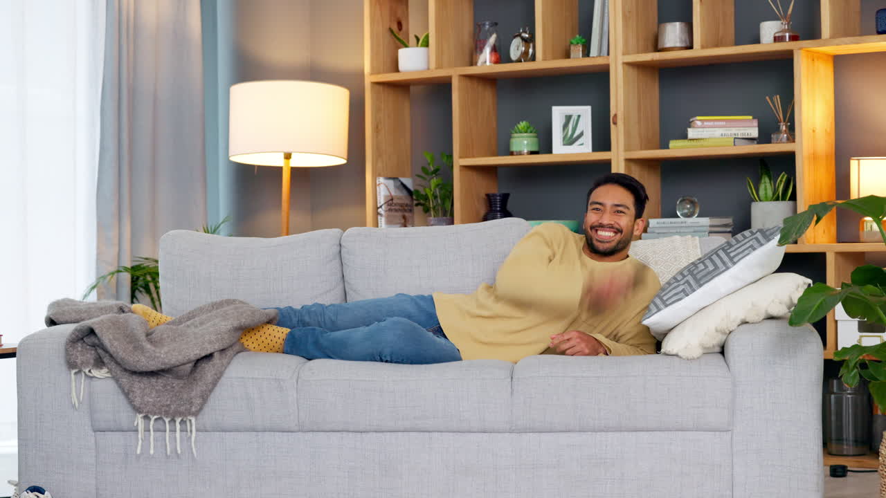 hombre alegre saltando en el sofá