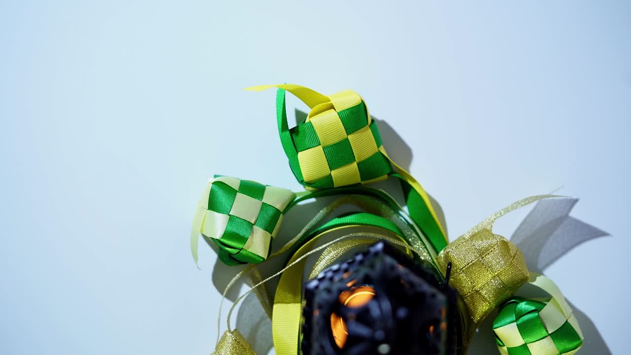 Ovenfra: Båndketupat og arabisk lykt på platespiller som snurrer 360 grader, egnet for vertikal og horisontal bruk.