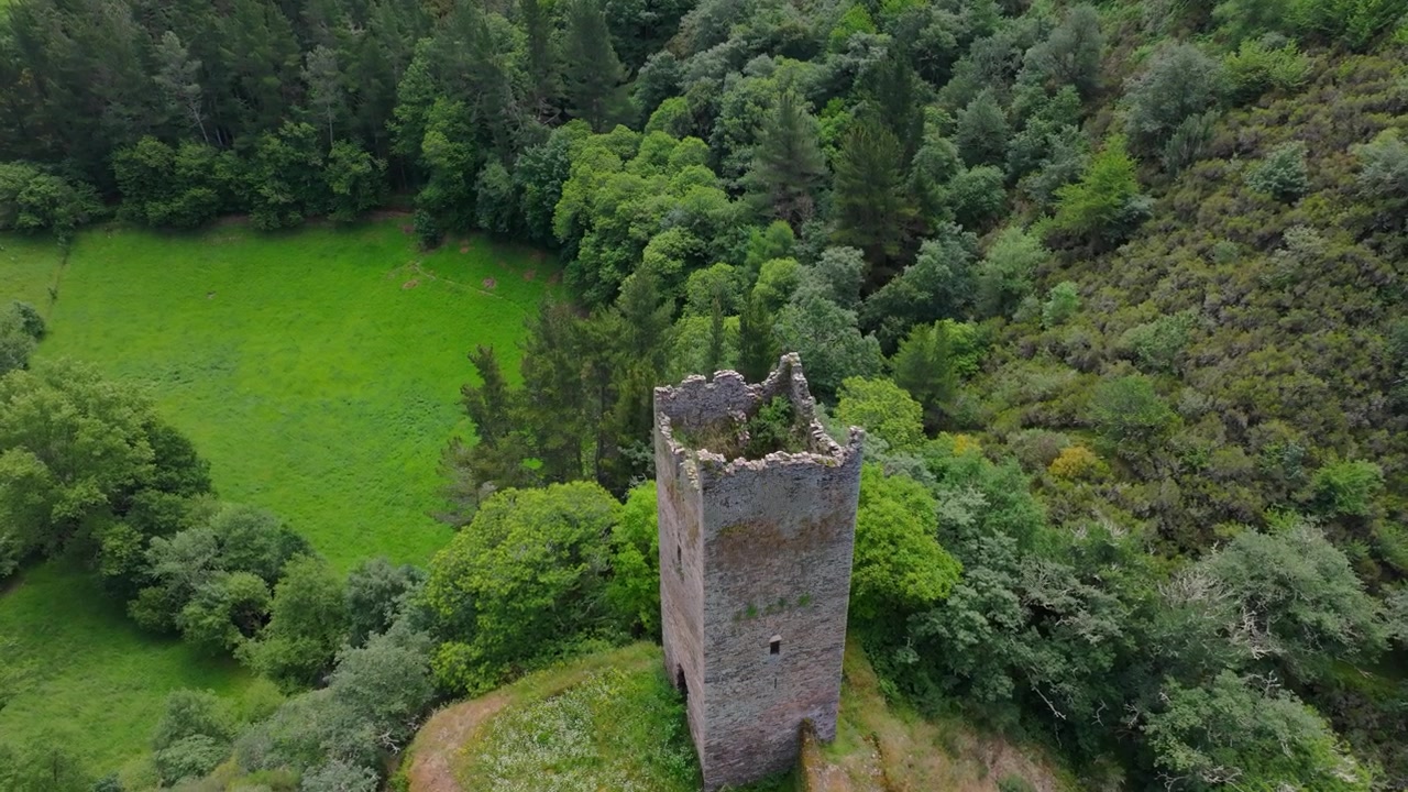 Sopra la strategica torre di avvistamento di Torre de Doncos ad As Nogais, Galizia, Spagna. Ripresa aerea con drone.