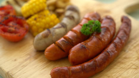 Grillwurst-Auf-Holzplatte-Mischen