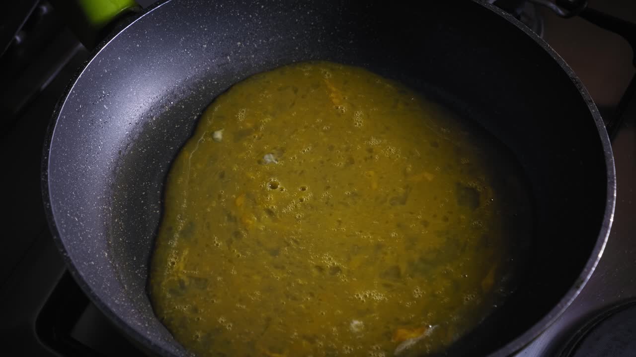 poner el huevo y la tostada en una sartén y girar la tostada para que el huevo se empape