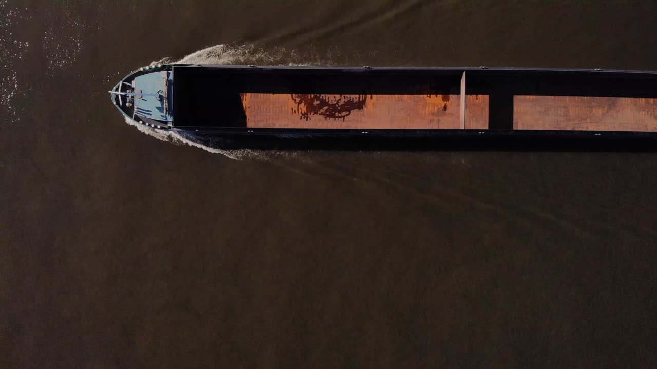 vista superior de un carguero vacío que viaja por el río oude mass en la ciudad de barendrecht en países bajos