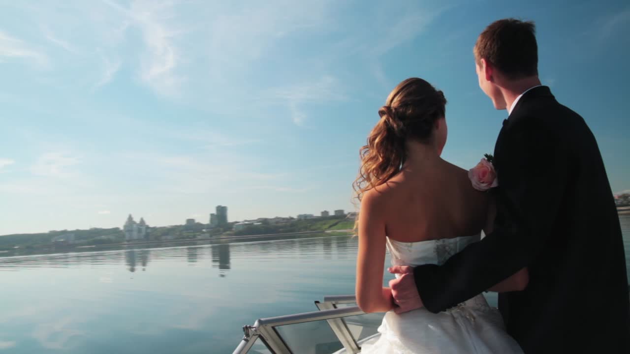 una pareja en un barco en su boda.