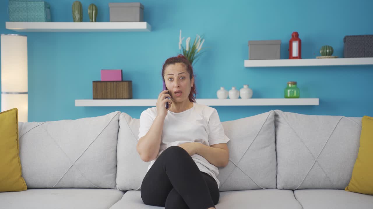 나쁜 소식을 듣는 여성은 충격을 받습니다.